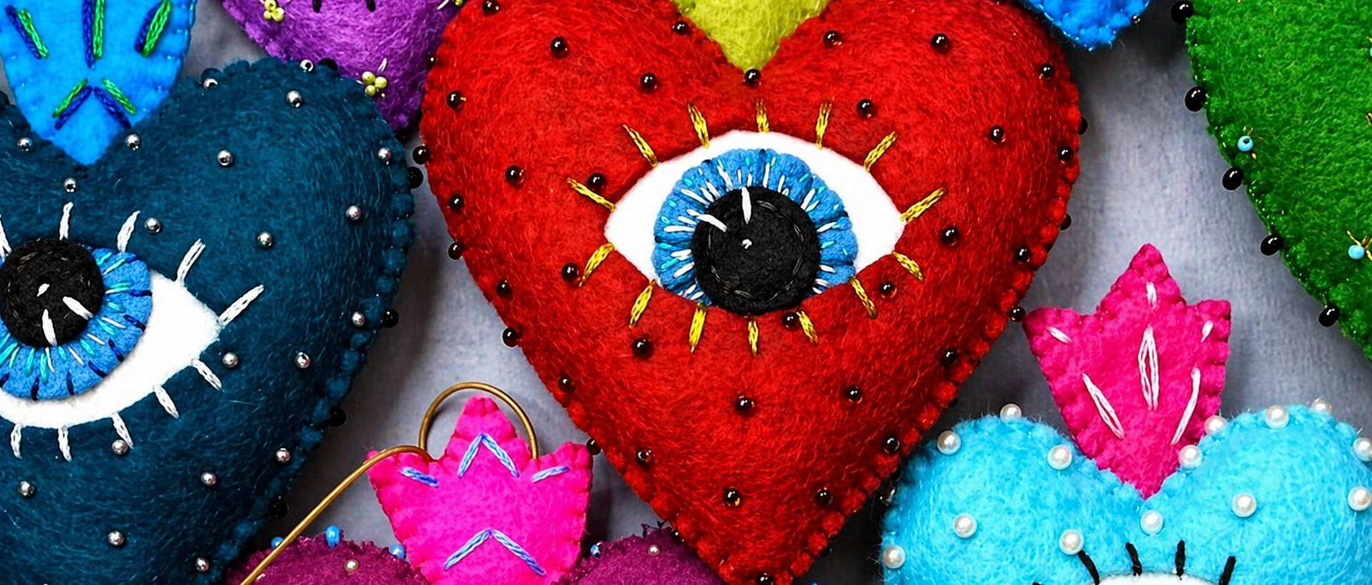 Amuletos de poder:el ojo que cuida a quienes enseñan